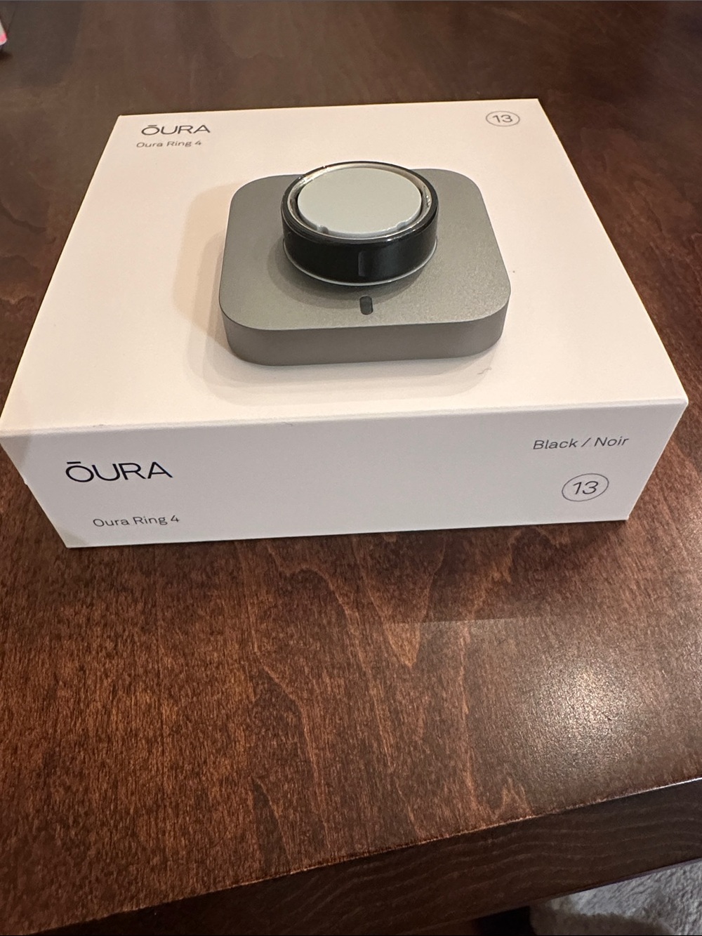 Oura Ring 4 Black on White Charging Dock